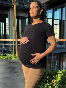 Polera maternal Mom manga corta negra