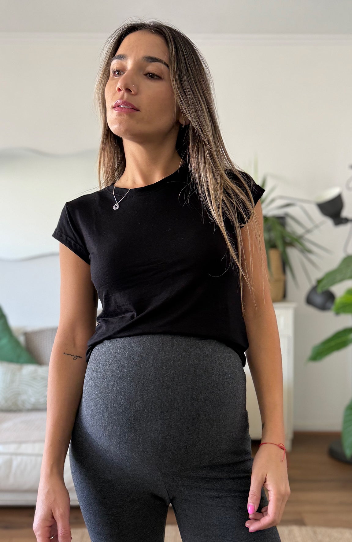 Polera Essential Negra Imagen secundaria del producto