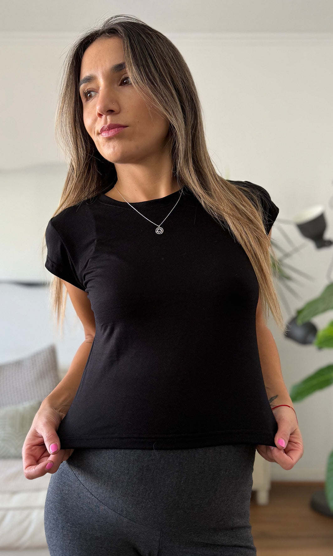 Polera Essential Negra - Trenda  Imagen principal del producto