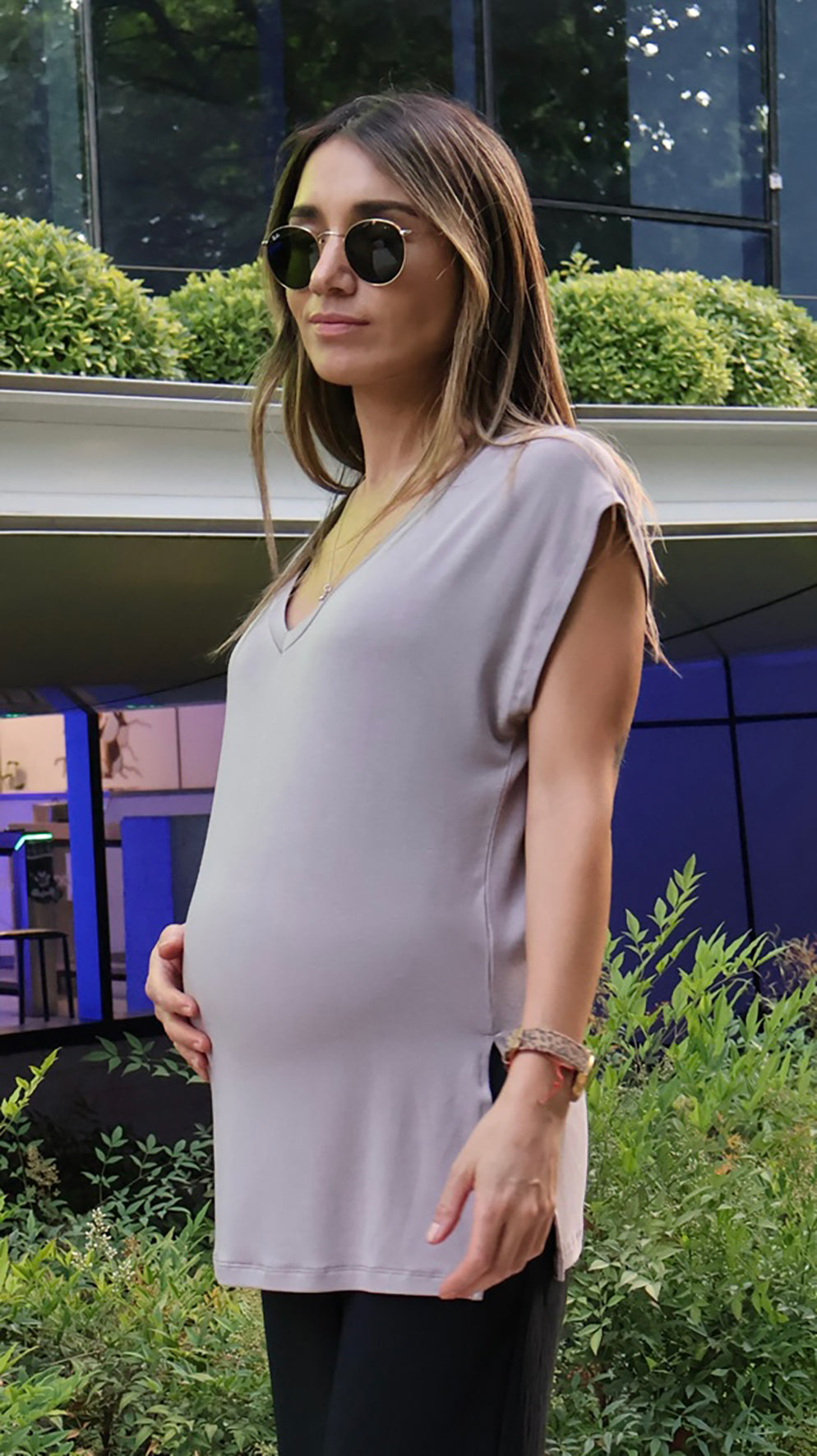 Polera maternal cuello V Atenas Taupe Imagen secundaria del producto