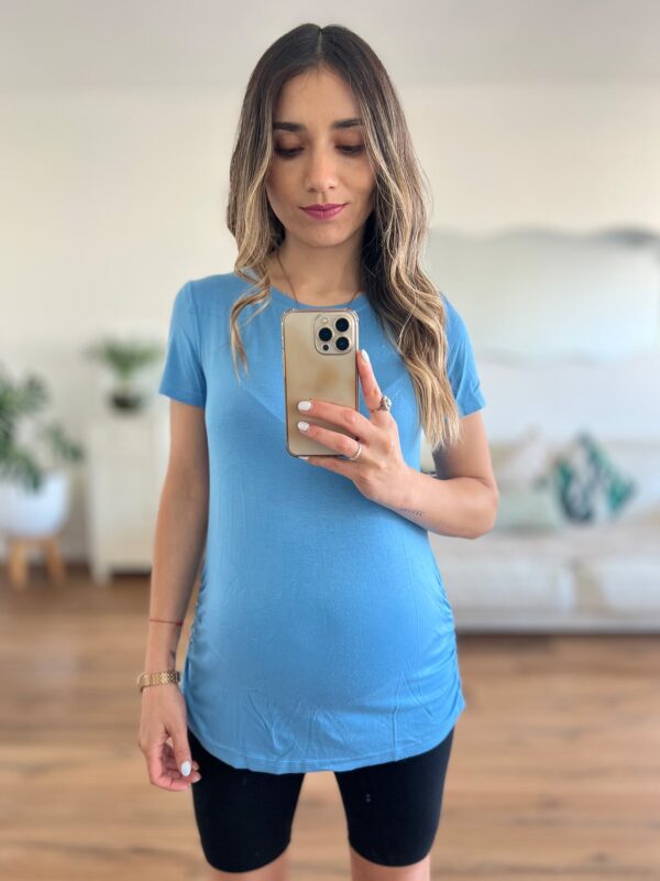 Polera maternal MOM celeste